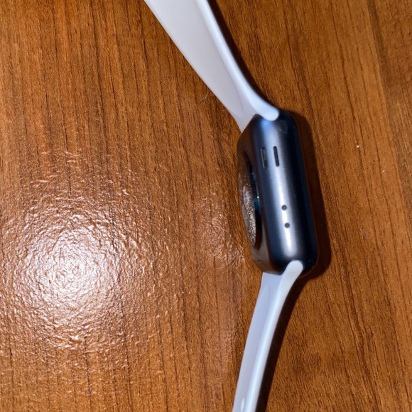 Series 3 Apple Watch - Picture 2 of 4